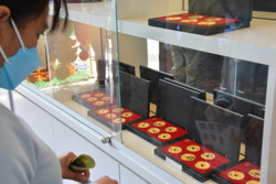 Giá vàng hôm nay 18-4: Vàng thế giới giảm sốc, trong nước vẫn tăng giá