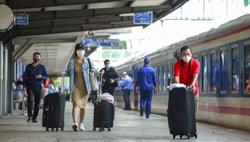 'Cháy’ vé tàu hỏa, máy bay dịp nghỉ lễ Giỗ Tổ Hùng Vương, 30-4 và 1-5