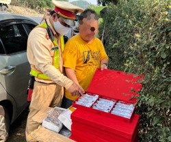 Phát hiện xe ô tô con vận chuyển hơn 1.100 gọng và tròng kính không có giấy tờ nguồn gốc