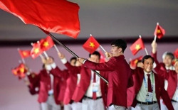 SEA Games 32: Huy Hoàng vinh dự cầm cờ cho đoàn thể thao Việt Nam