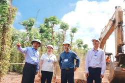 Bàn giao mặt bằng thi công Dự án hệ thống thoát nước trung tâm hành chính huyện Cư Kuin