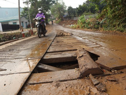 Ám ảnh qua cầu mục rỗng trong thành phố