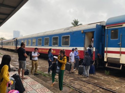 Vé tàu, xe dịp lễ 'hạ nhiệt'