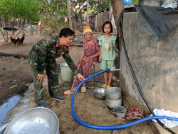 Giải “cơn khát” cho bà con vùng biên