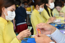 Giá vàng hôm nay 28-4: Tiếp tục lao dốc