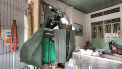 Gia Lai: Xe khách đâm vào nhà dân, ít nhất 7 người thương vong