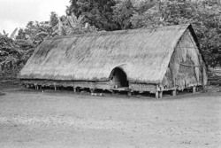 Nhà hang động - kiến trúc cổ xưa độc đáo của đồng bào Tây Nguyên