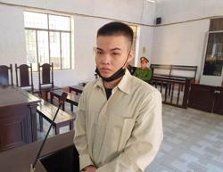 Nghịch tử cột dao vào cây để đâm chém cha