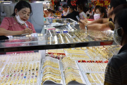 Giá vàng hôm nay 5-4: Tăng dựng đứng