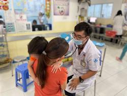 Cha mẹ cần làm gì khi trẻ mắc hội chứng Tic?