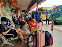 Giá vé tàu xe tăng chóng mặt dịp lễ 30/4 và 1/5