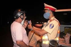 Người dắt xe máy vi phạm nồng độ cồn vẫn bị xử phạt