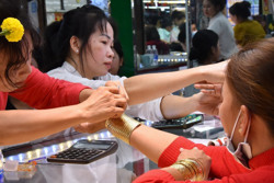 Giá vàng hôm nay 10-5: Vừa mới giảm đã bật tăng