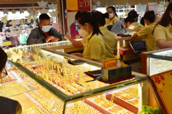 Giá vàng hôm nay 11-5: Tăng nóng rồi bất ngờ giảm mạnh