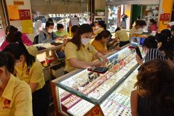 Giá vàng hôm nay 13-5: Giảm tiếp khi đồng USD còn tăng giá