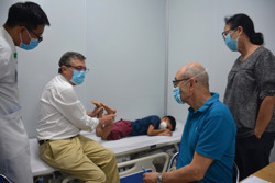 Gần 400 trẻ em được khám sàng lọc dị tật vận động miễn phí