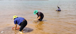 Cào hến ở hồ buôn Joong