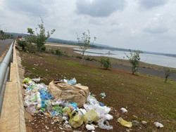 Nhếch nhác cảnh quan hồ Ea Kao