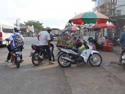 Họp chợ ven đường: Gia tăng nỗi lo tai nạn giao thông