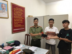 Hai thiếu niên nhặt được của rơi tìm người trả lại