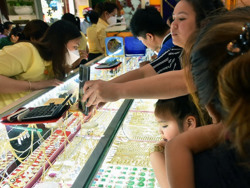 Giá vàng hôm nay 16-5: Vàng trong nước bất động