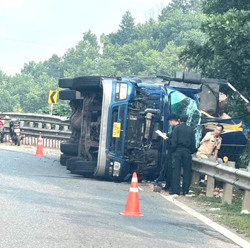 Quảng Nam: Xe tải bất ngờ lật trên đường, khiến 3 người bị thương