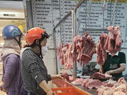 Vì sao thịt heo ế nhưng giá heo hơi vẫn tăng nóng?