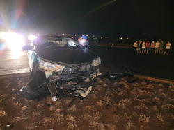 Xe con tông bùng binh, 2 người thương vong