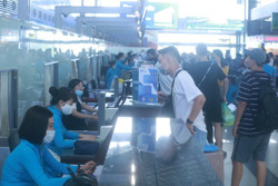 Chưa bỏ trần giá vé máy bay