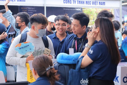 Tuyển dụng vẫn "sốt nóng", chọn kỹ hơn