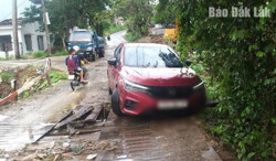 Một xe ô tô con trượt bánh khi lưu thông qua cầu Hùng Vương