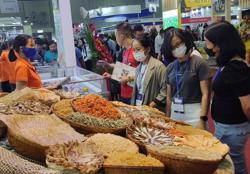 Người nước ngoài mê tôm khô, cá khô Việt Nam