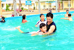 Huyện Cư Kuin: Triển khai dạy bơi miễn phí cho học sinh