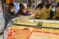 Giá vàng hôm nay 30-5: Tiếp tục lao dốc