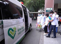 Bệnh nhân bị cây xanh đổ đè sức khoẻ tiến triển tốt, được đón về Đắk Lắk điều trị