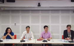 COVID-19: Hết "khẩn cấp", còn nguy cơ