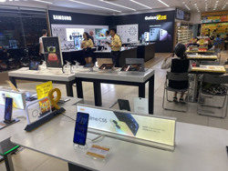 "Cuộc chiến" giá hàng công nghệ gây thiệt hại cho khách hàng