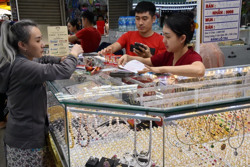 Giá vàng hôm nay 13-6: Sụt giảm khi đồng USD tăng giá