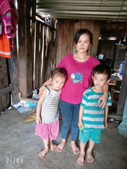 Ba mẹ con nghèo khổ cần sự giúp đỡ