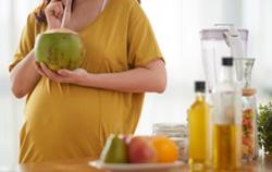 Khi mang thai uống nước dừa, ăn rau ngót được không?