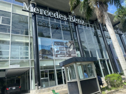 Ế ẩm kéo dài, hãng ôtô "sang" tung ưu đãi đến nửa tỉ đồng