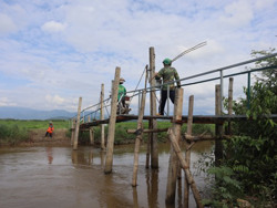 Chông chênh cầu tạm ở Đắk Liêng