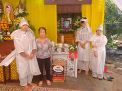 Để hai đứa trẻ mồ côi cha được tiếp tục đến trường