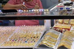 Giá vàng hôm nay 23-6: Giảm mạnh do sức ép lãi suất