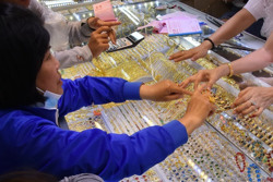 Giá vàng hôm nay 24-6: Rơi thẳng đứng khi nhiều nước tăng thêm lãi suất