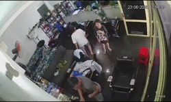 Clip người đàn ông đi xe con, đút túi "nhầm" điện thoại của tiệm cắt tóc