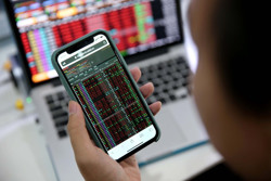 Có 500 triệu đồng, nên gửi tiết kiệm hay mua cổ phiếu?