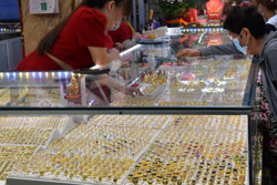 Giá vàng hôm nay 27-6: Giảm giá trước sức ép lãi suất ngày càng tăng