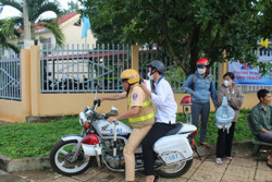 Cán bộ Cảnh sát giao thông huyện Cư M’gar hỗ trợ kịp thời một thí sinh đến nhầm địa điểm thi