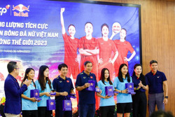 Tặng tuyển bóng đá nữ Việt Nam 1 tỉ đồng và 36 chỉ vàng khắc tên trước thềm World Cup